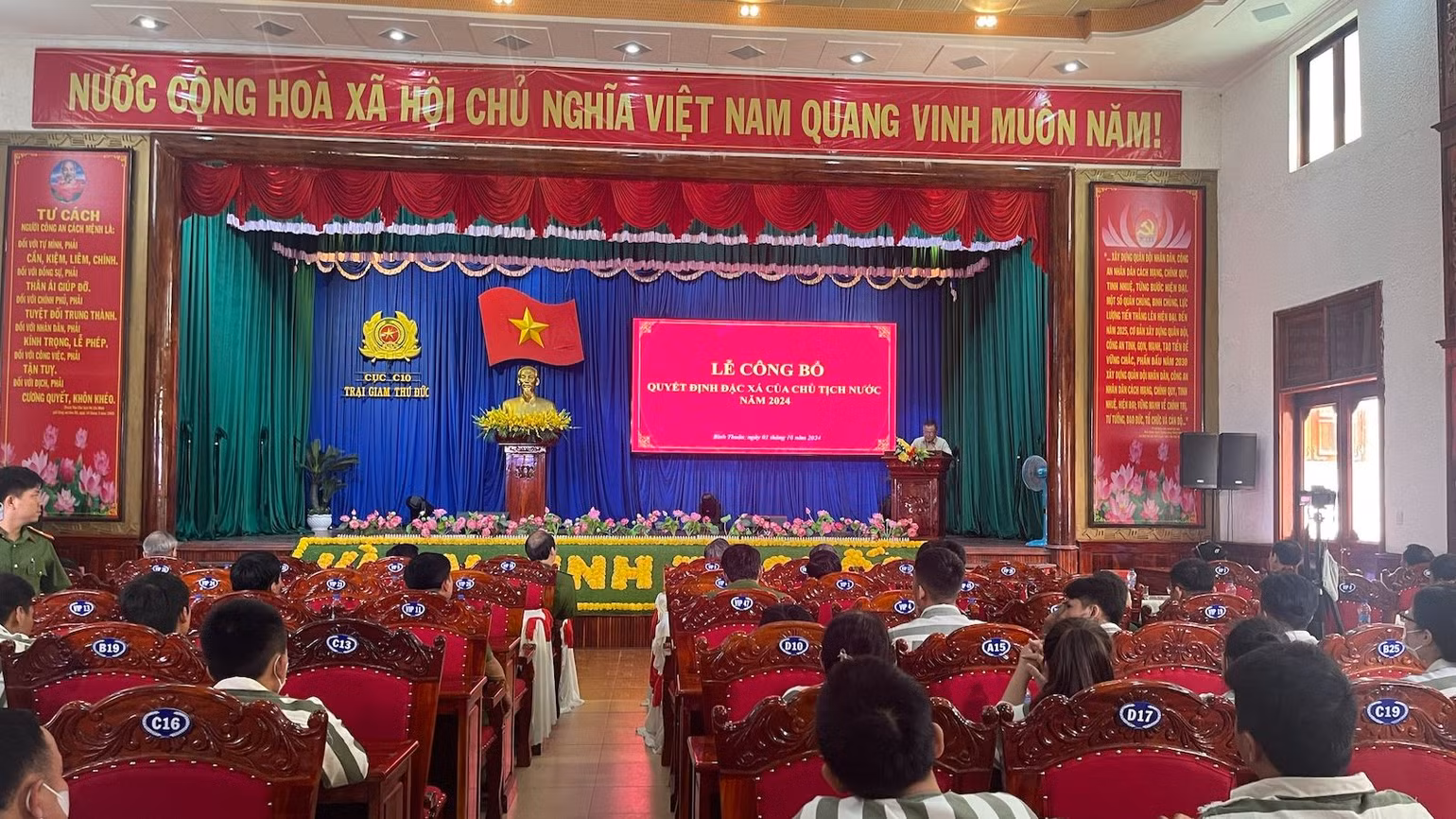 Lễ công bố đặc xá phạm nhân.