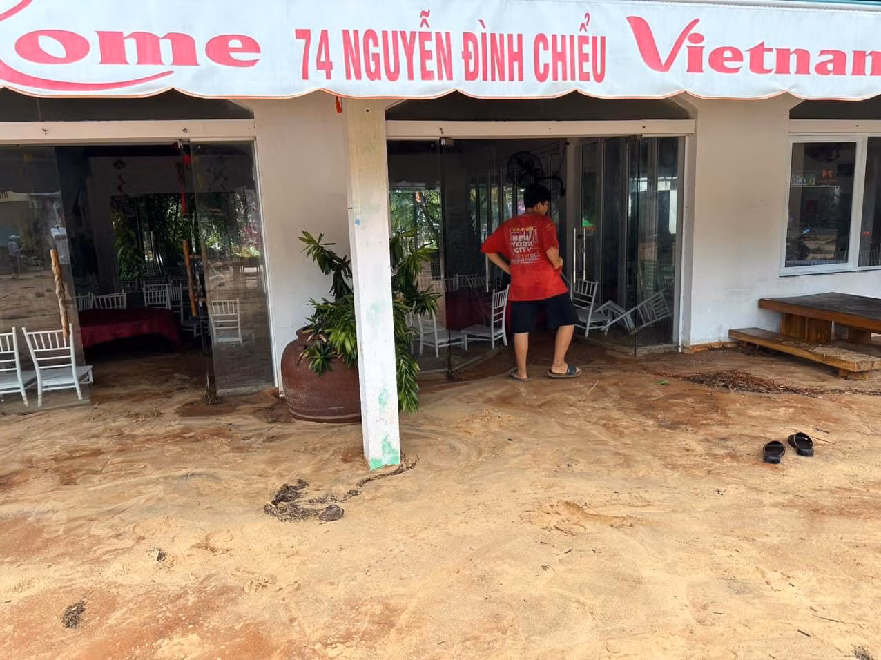 Khu vực 74 Nguyễn Đình Chiểu bị ảnh hưởng nặng nề do cát tràn xuống. Khu vực 74 Nguyễn Đình Chiểu bị ảnh hưởng nặng nề do cát tràn xuống.