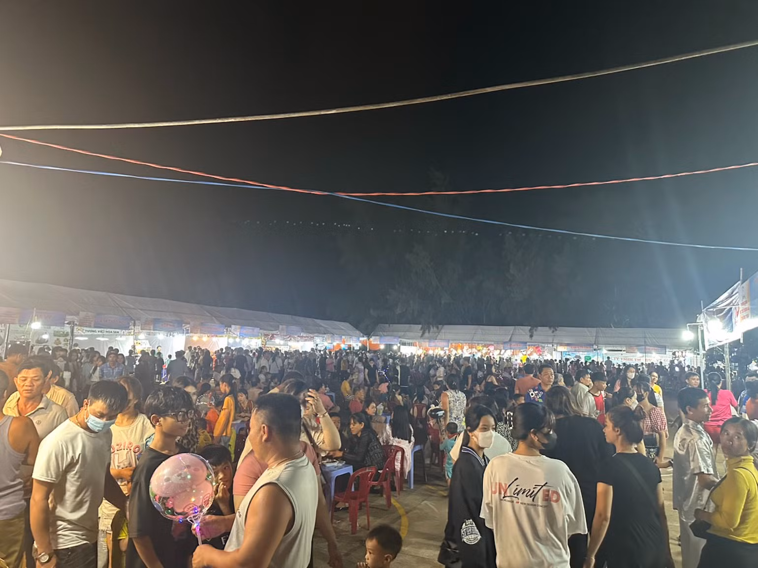 Nhiều người dân tham dự Phiên chợ tại huyện đảo Phú Quý Nhiều người dân tham dự Phiên chợ tại huyện đảo Phú Quý