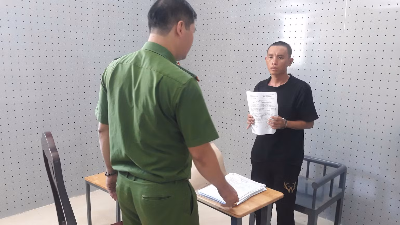 Công an huyện đang hỏi tội phạm. Công an huyện đang hỏi tội phạm.