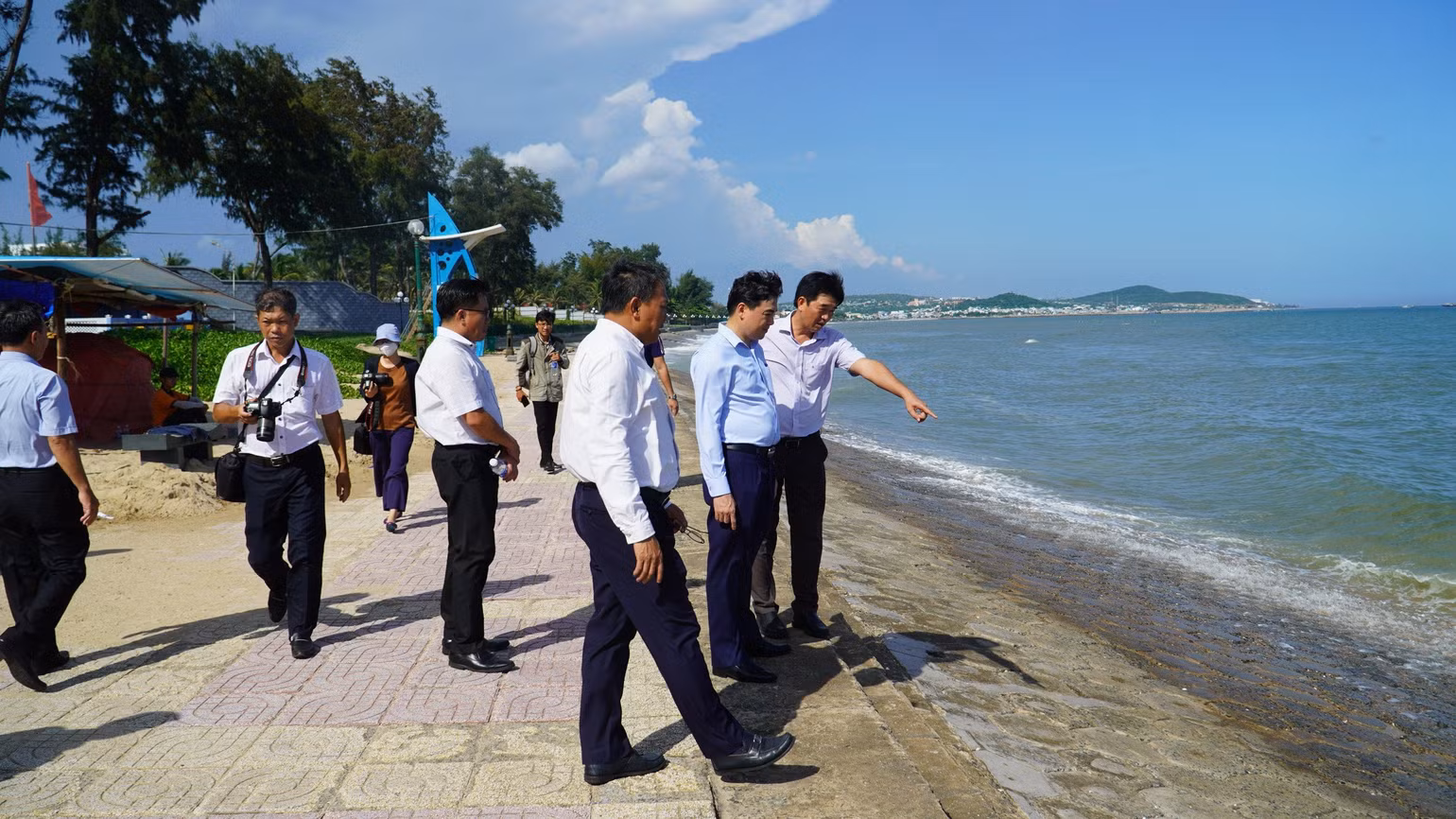 Đồng chí Nguyễn Hoài Anh, Bí thư Tỉnh ủy Bình Thuận khảo sát công viên Đồi Dương.