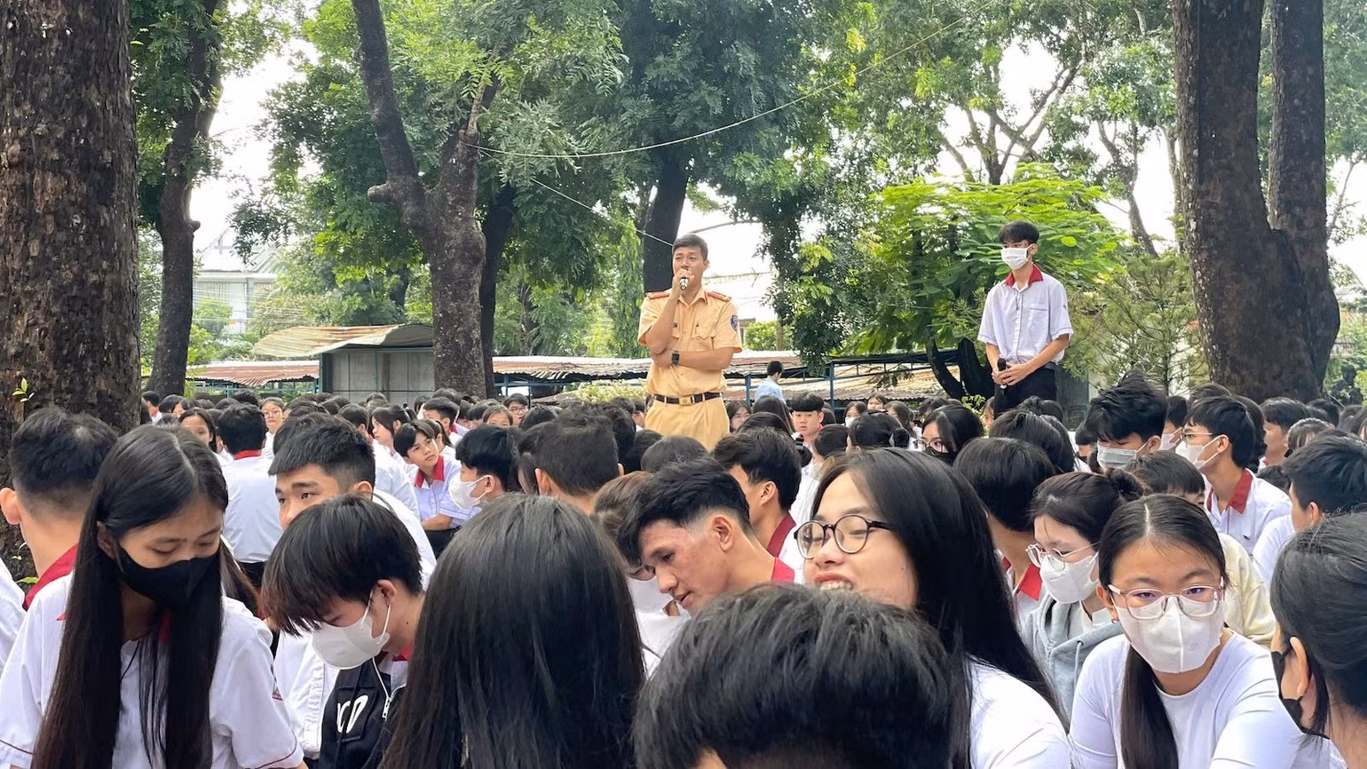 Cảnh sát giao thông tuyên truyền tại nhà trường. Cảnh sát giao thông tuyên truyền tại nhà trường.