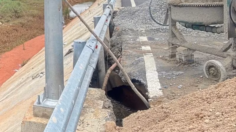 Hàm ếch kéo dài khoảng 10m. Hàm ếch kéo dài khoảng 10m.