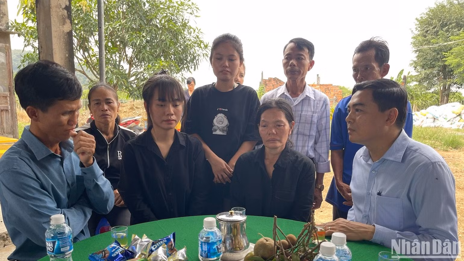 Đồng chí Nguyễn Hoài Anh lắng nghe tâm tư nguyện vọng của gia đình. Đồng chí Nguyễn Hoài Anh lắng nghe tâm tư nguyện vọng của gia đình.