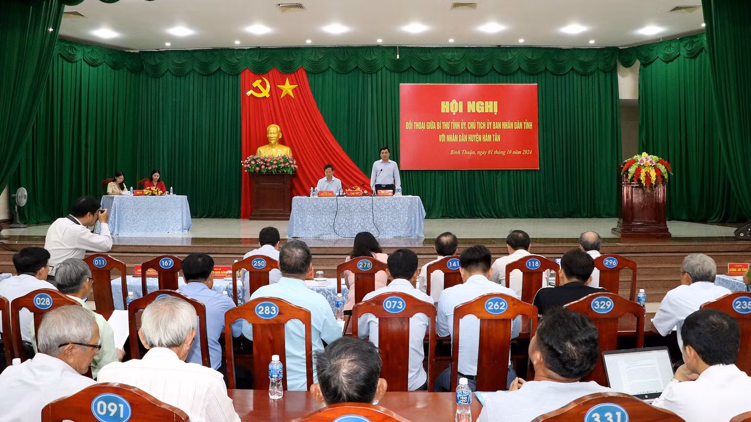 Nhiều người dân tham dự buổi đối thoại. Nhiều người dân tham dự buổi đối thoại.