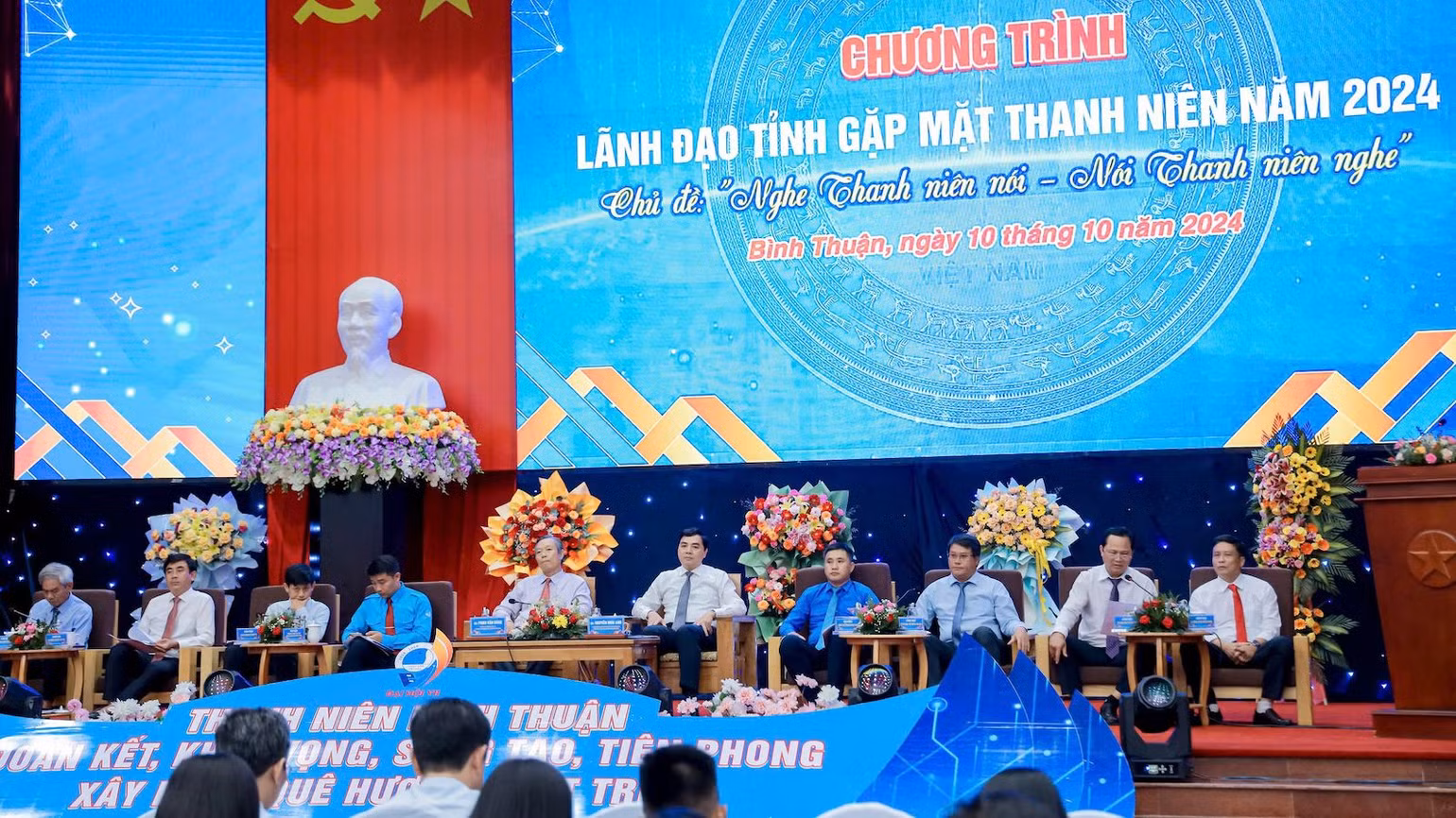 Lãnh đạo tỉnh đang lắng nghe các ý kiến của đại biểu