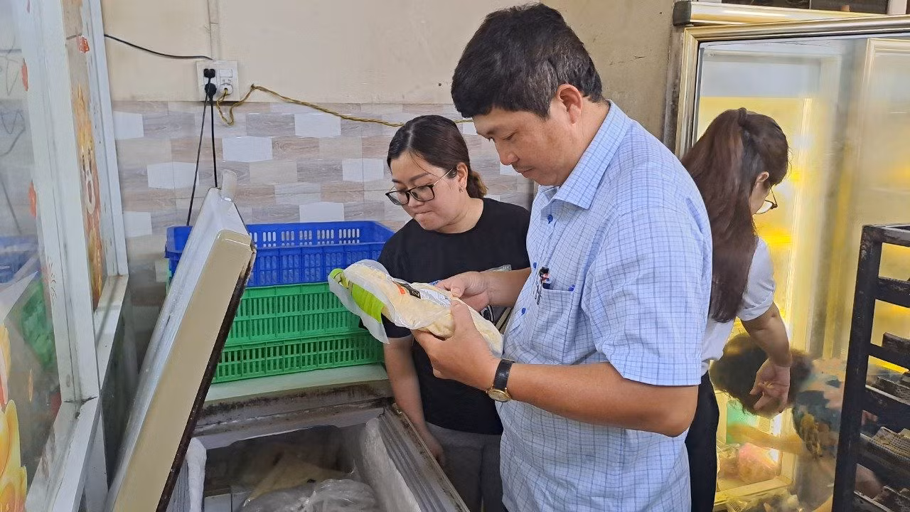 Lực lượng chức năng đi kiểm tra các nhà hàng sau khi có vụ ngộ độc.