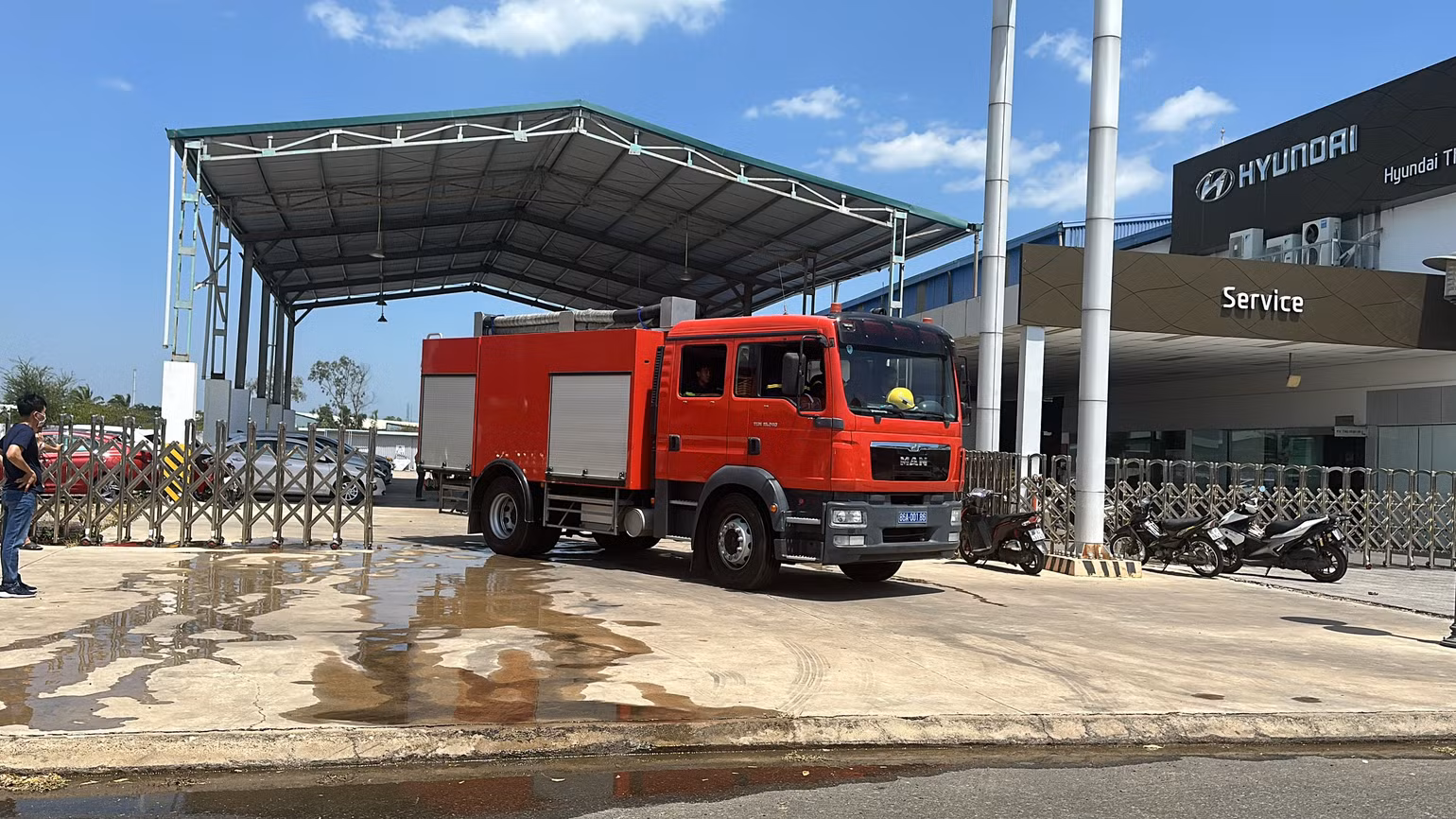 Xe chữa cháy nhanh chóng có mặt tại hiện trường để dập tắt ngọn lửa.