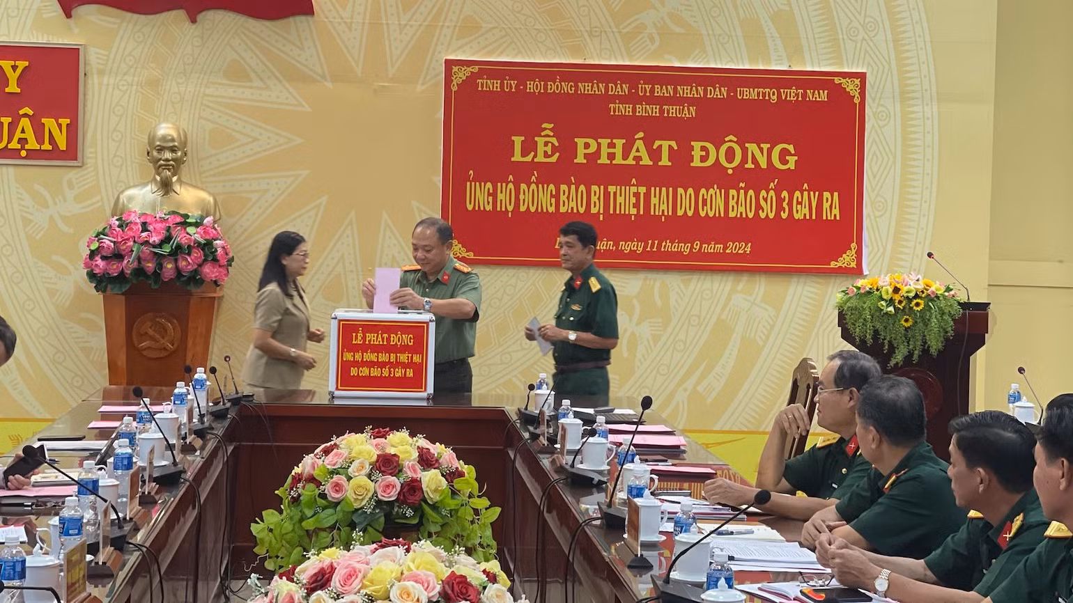 Lãnh đạo các đơn vị đóng góp ủng hộ Lãnh đạo các đơn vị đóng góp ủng hộ