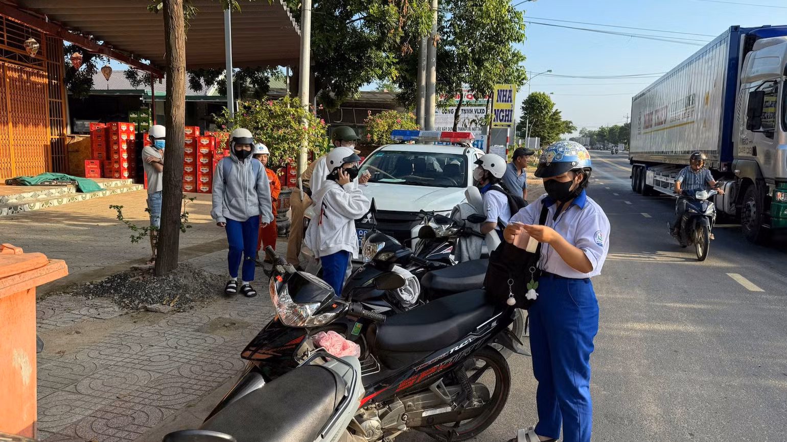 Học sinh vi phạm giao thông. Học sinh vi phạm giao thông.