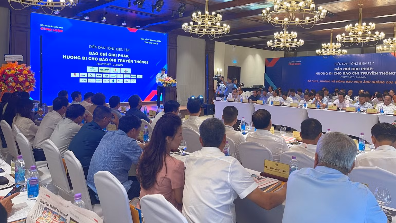 Hơn 100 Tổng Biên tập tham dự hội nghị. Hơn 100 Tổng Biên tập tham dự hội nghị.