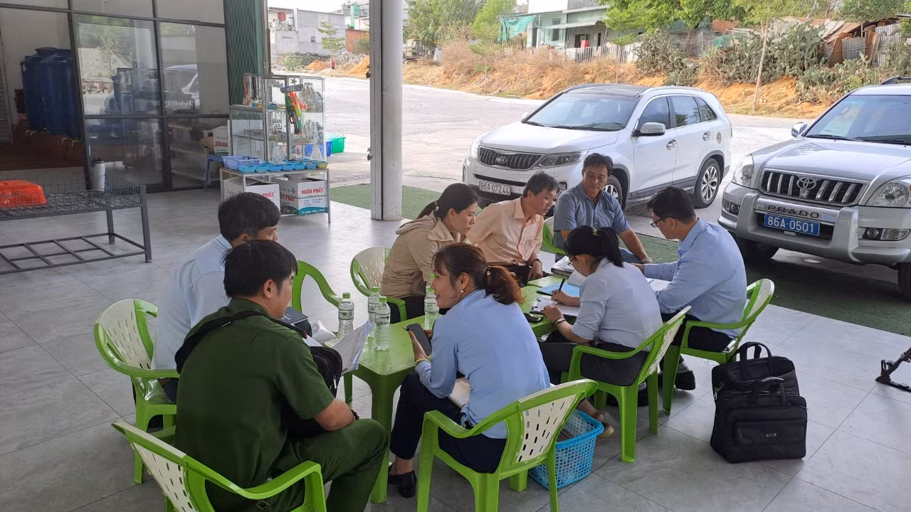 Sở Y tế kiểm tra giấy tờ vệ sinh an toàn thực phẩm.