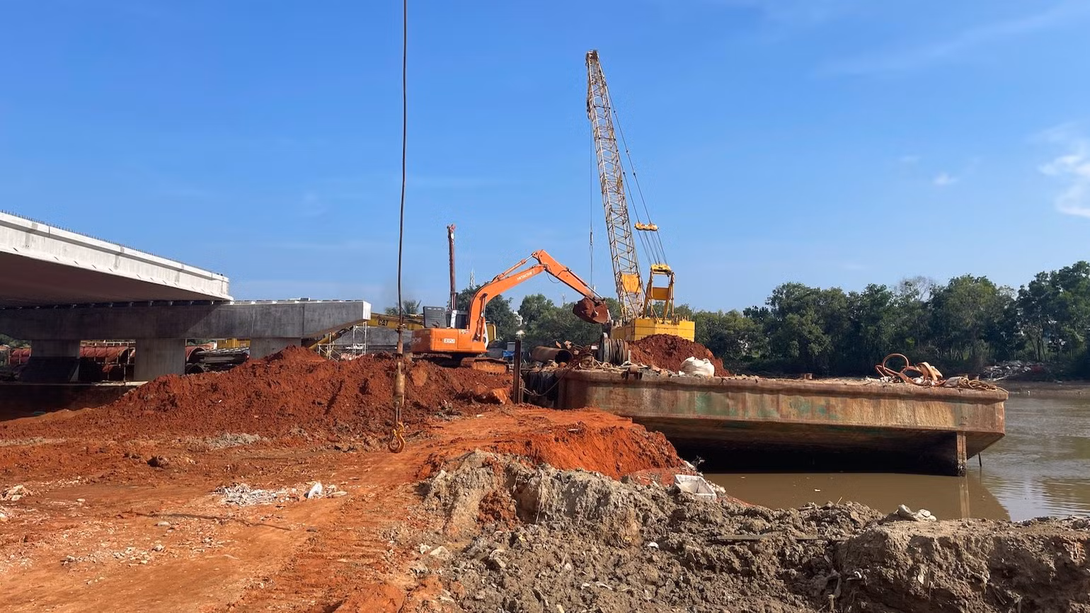 Công trình cầu Văn Thánh đang thi công cầm chừng do chưa có mặt bằng. Công trình cầu Văn Thánh đang thi công cầm chừng do chưa có mặt bằng.