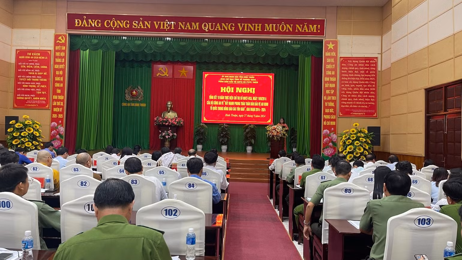 Nhiều người tham dự hội nghị.
