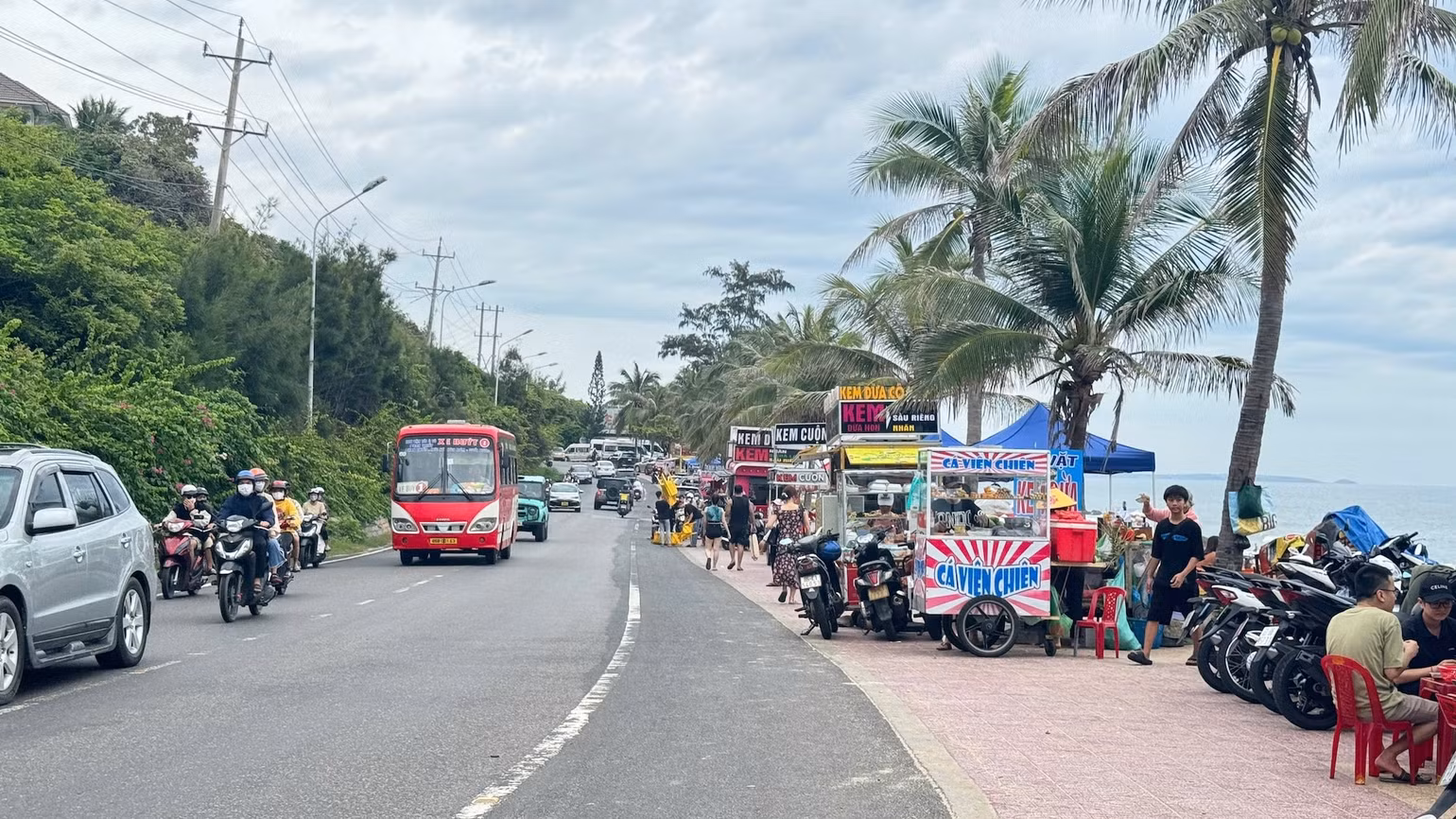 Đường Nguyễn Đình Chiểu (phường Hàm Tiến) rất đông các phương tiện lưu thông. Đường Nguyễn Đình Chiểu (phường Hàm Tiến) rất đông các phương tiện lưu thông.