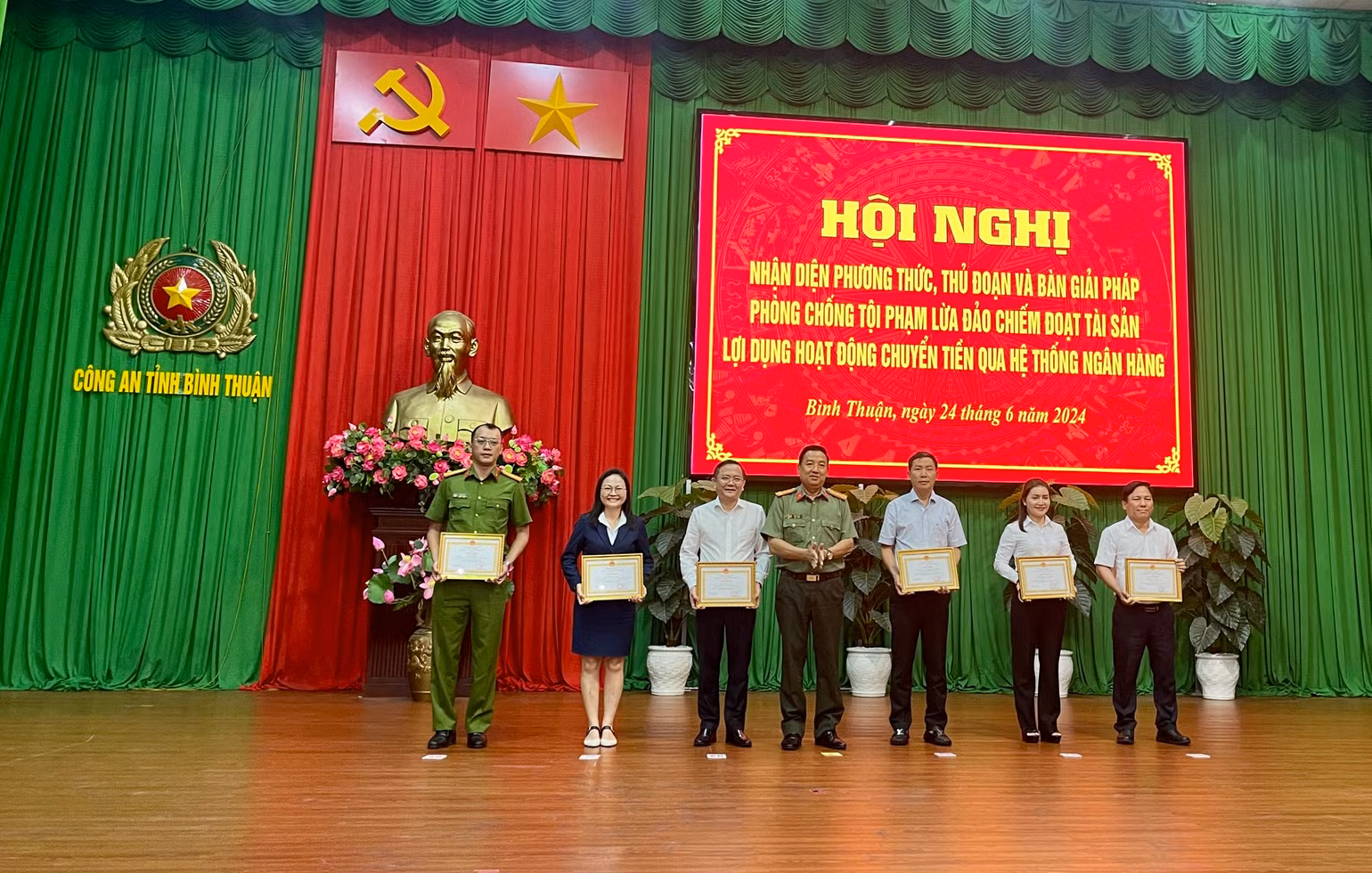 Giám đốc Công an tỉnh Bình Thuận tặng bằng khen cho các tập thể, cá nhân Giám đốc Công an tỉnh Bình Thuận tặng bằng khen cho các tập thể, cá nhân