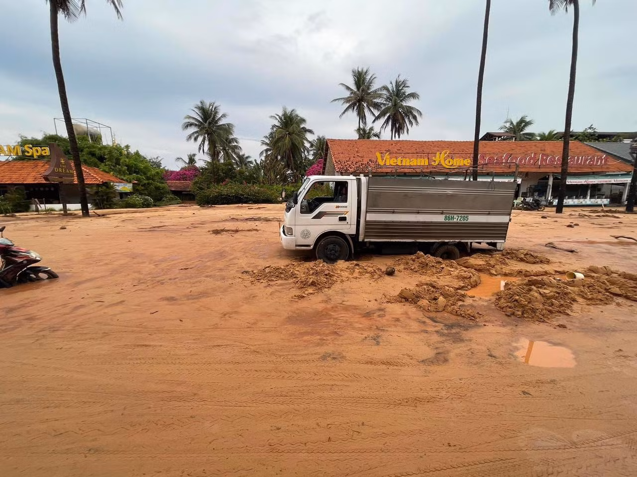 Nhiều phương tiện không đi qua được khu vực này. Nhiều phương tiện không đi qua được khu vực này.