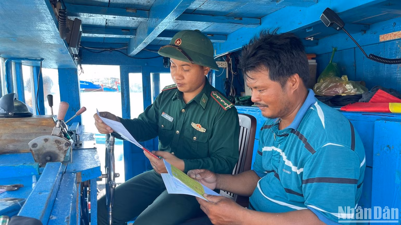 Bộ đội biên phòng kiểm tra giấy tờ của các tàu cá trước khi xuất bến.