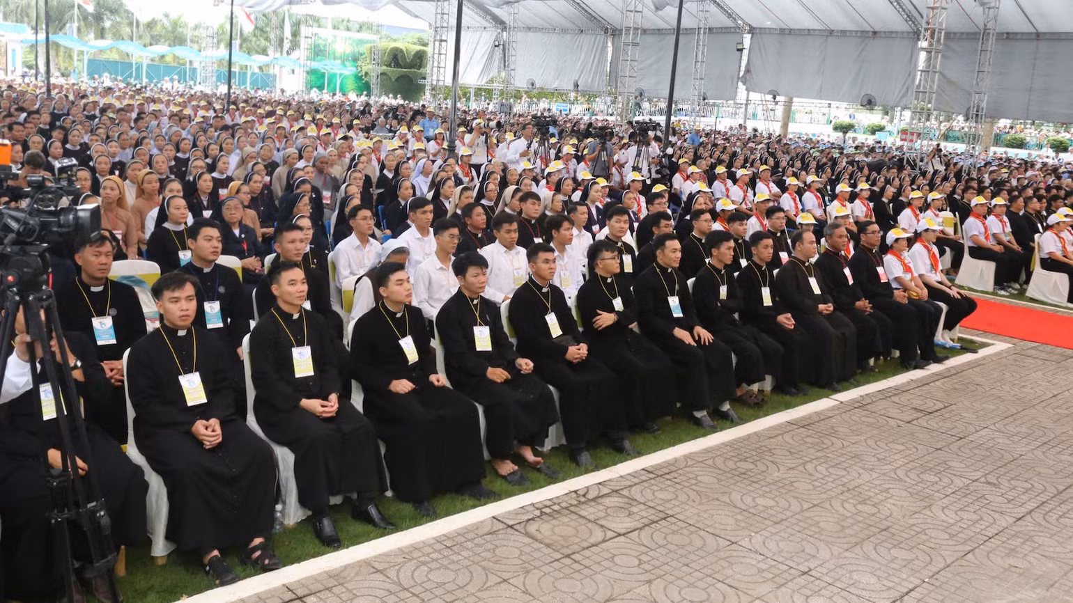 Nhiều giáo dân tham dự lễ Nhiều giáo dân tham dự lễ