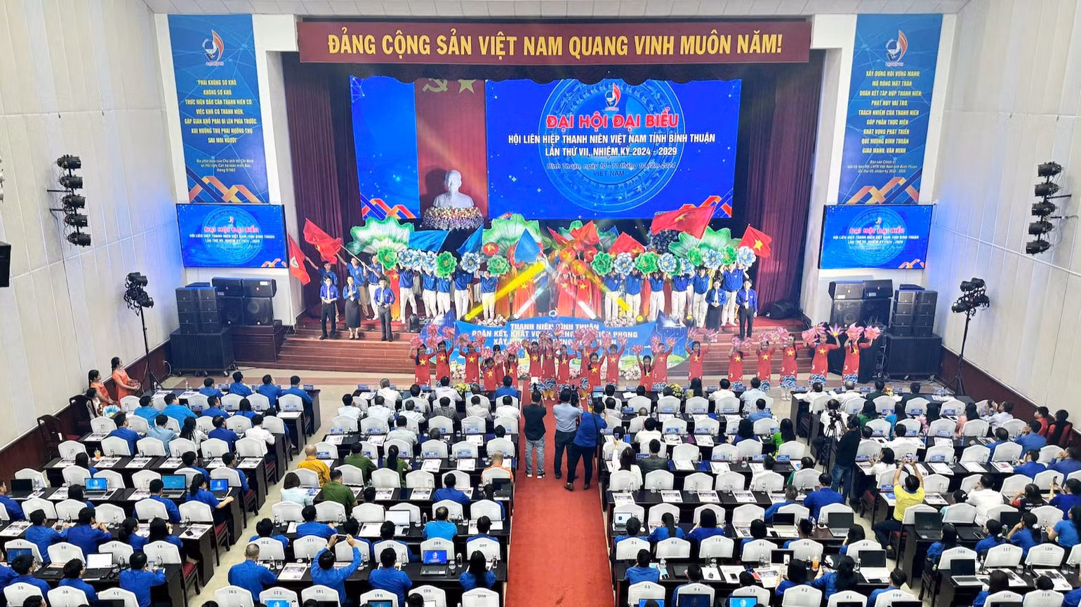 Màn biểu diễn văn nghệ chào mừng đại hội Màn biểu diễn văn nghệ chào mừng đại hội