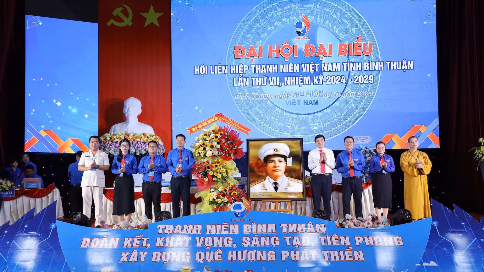 Tỉnh ủy Bình Thuận tặng hoa, tranh chúc mừng đại hội Tỉnh ủy Bình Thuận tặng hoa, tranh chúc mừng đại hội