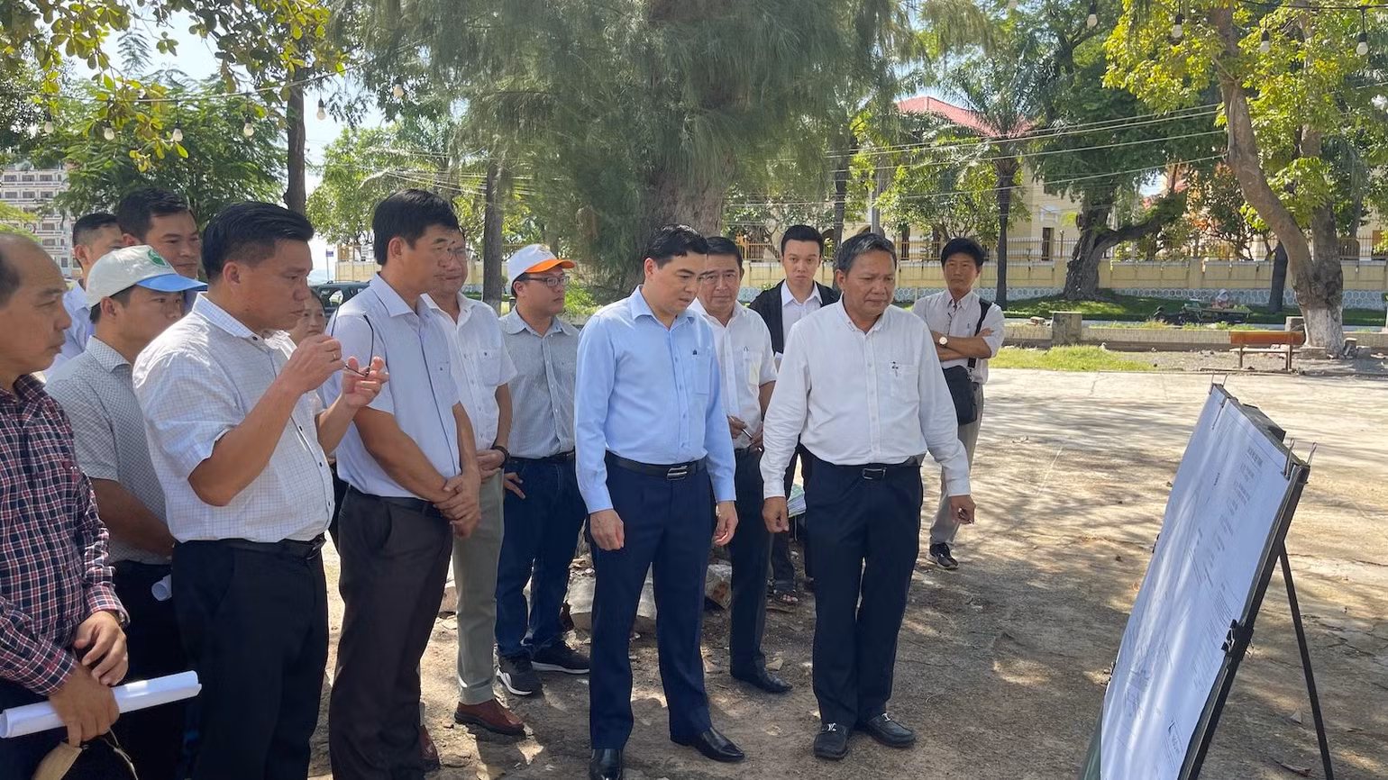 Bí thư Tỉnh ủy Bình Thuận giám sát khuôn viên tháp nước