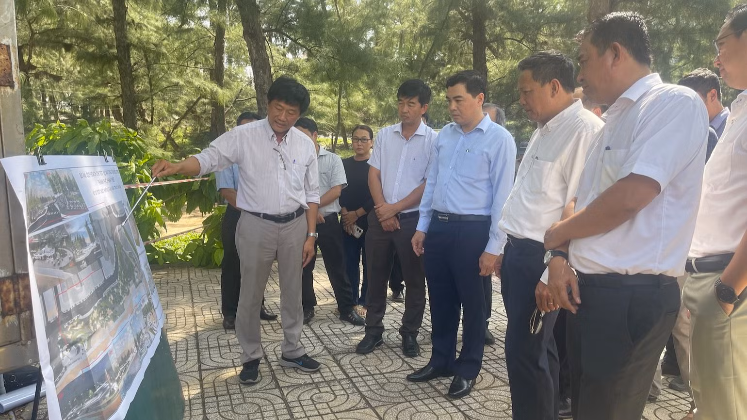 Đoàn công tác khảo sát công viên Đồi Dương.
