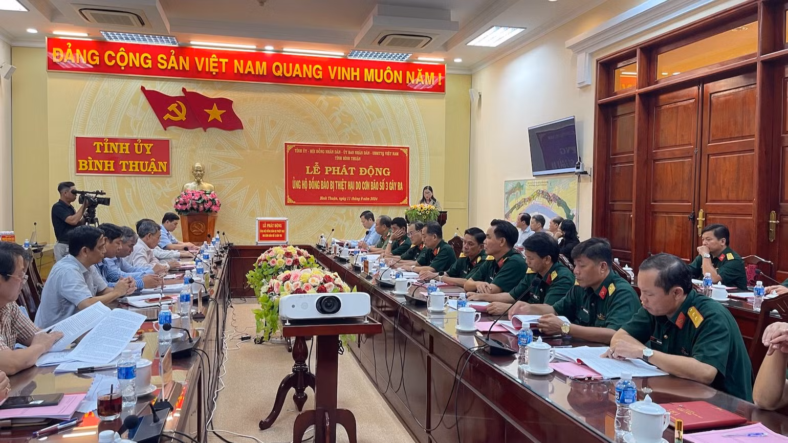 Nhiều đơn vị, sở, ngành tham dự lễ phát động Nhiều đơn vị, sở, ngành tham dự lễ phát động