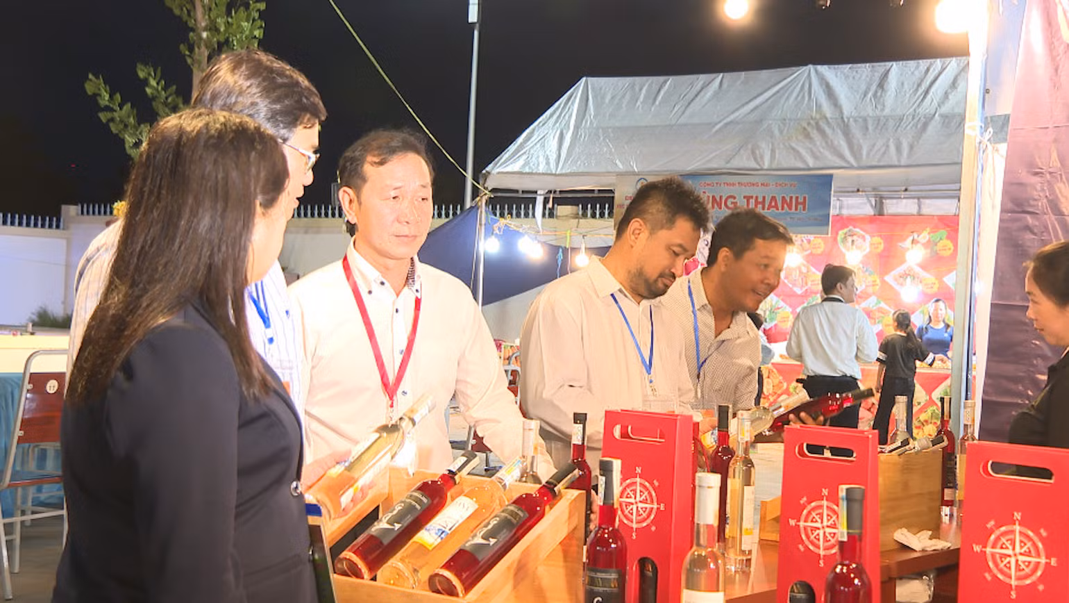 Các đại biểu, lãnh đạo tham quan hội chợ. Các đại biểu, lãnh đạo tham quan hội chợ.
