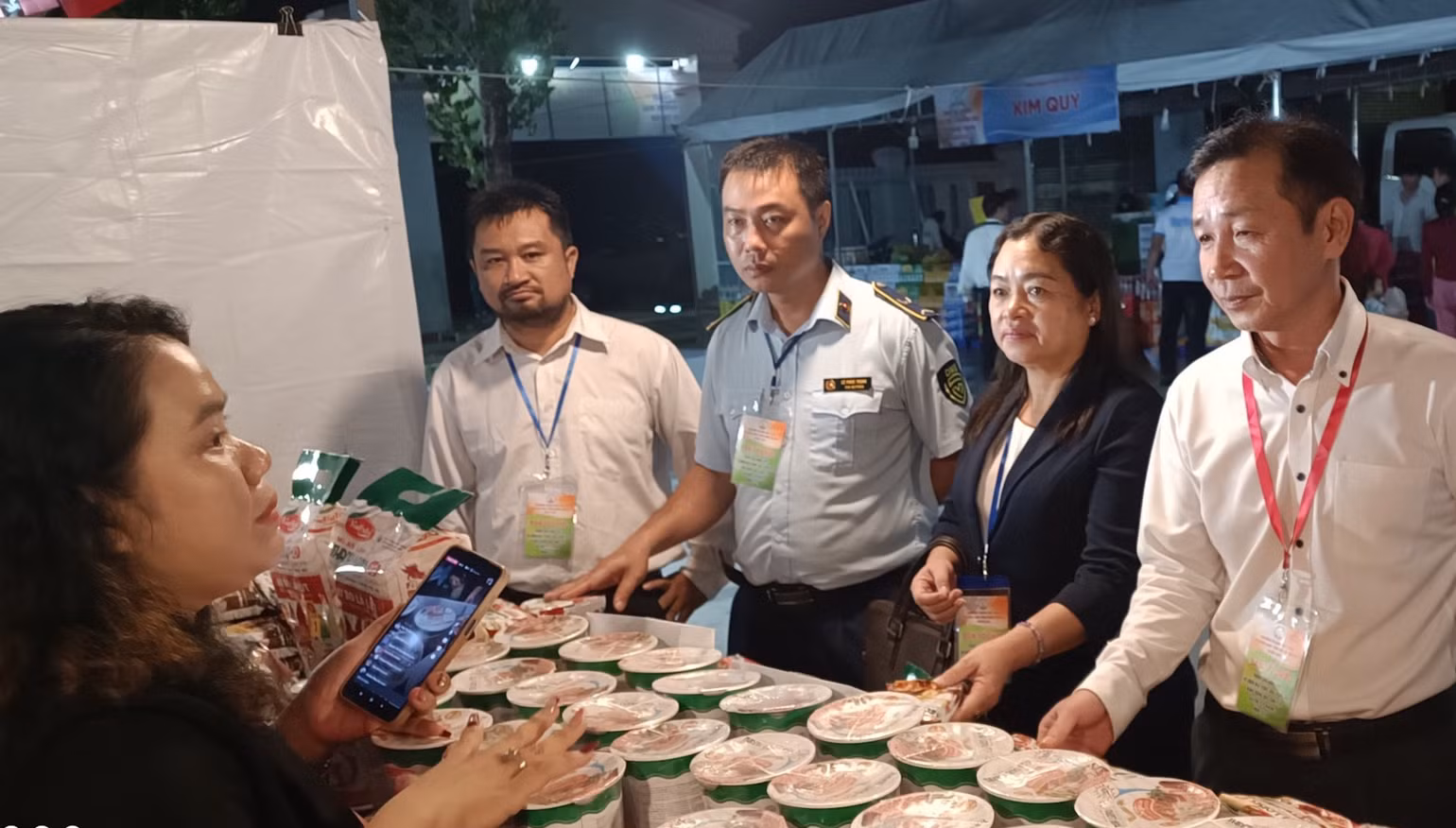 Lãnh đạo tham quan các gian hàng. Lãnh đạo tham quan các gian hàng.