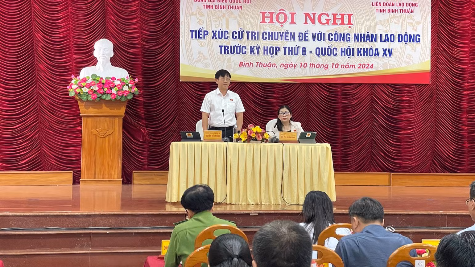 Ông Nguyễn Hữu Thông, Phó Trưởng đoàn Đoàn Đại biểu Quốc hội tỉnh Bình Thuận phát biểu. Ông Nguyễn Hữu Thông, Phó Trưởng đoàn Đoàn Đại biểu Quốc hội tỉnh Bình Thuận phát biểu.