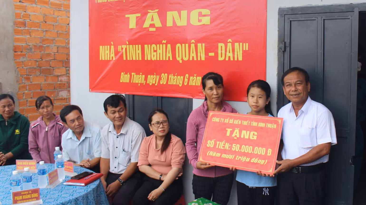 Các đơn vị tặng nhà tình nghĩa. Các đơn vị tặng nhà tình nghĩa.