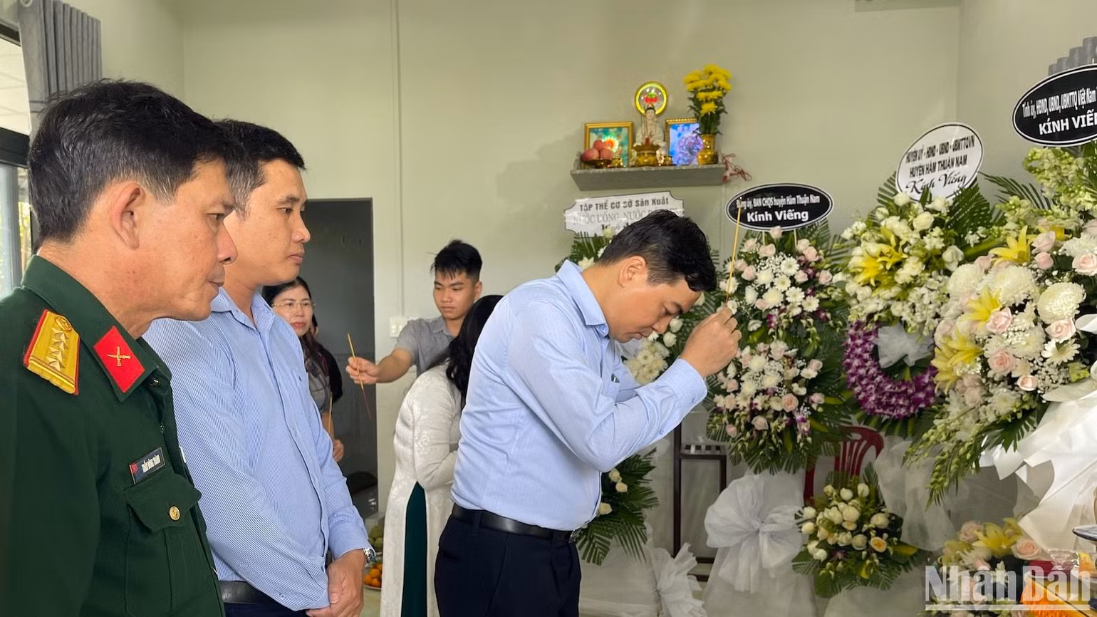 Đoàn thăm hỏi thắp nhang cho các liệt sĩ. Đoàn thăm hỏi thắp nhang cho các liệt sĩ.
