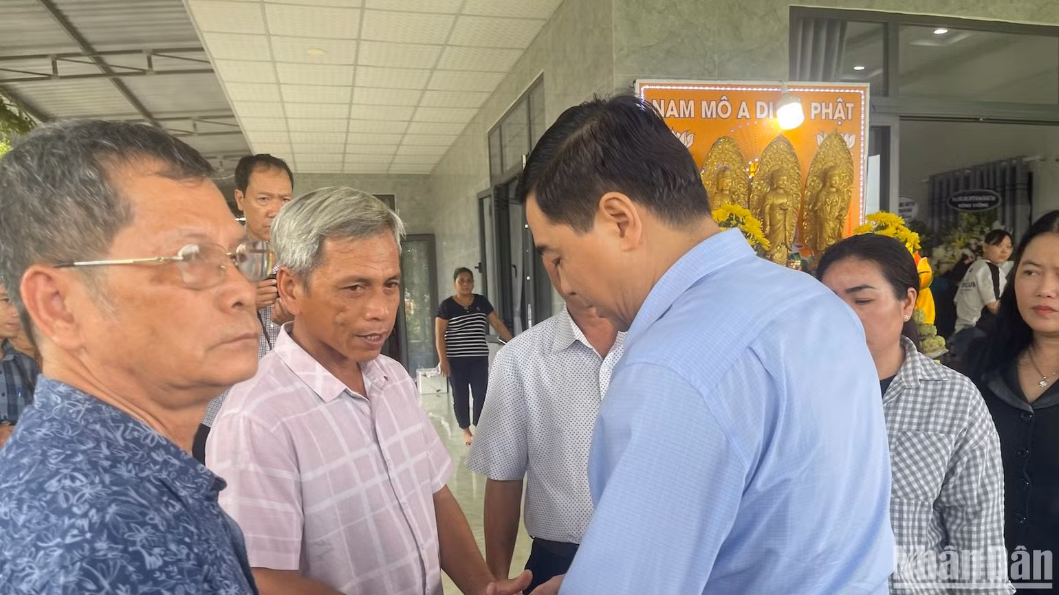 Đoàn thăm hỏi chia sẻ, động viên các gia đình liệt sĩ. Đoàn thăm hỏi chia sẻ, động viên các gia đình liệt sĩ.