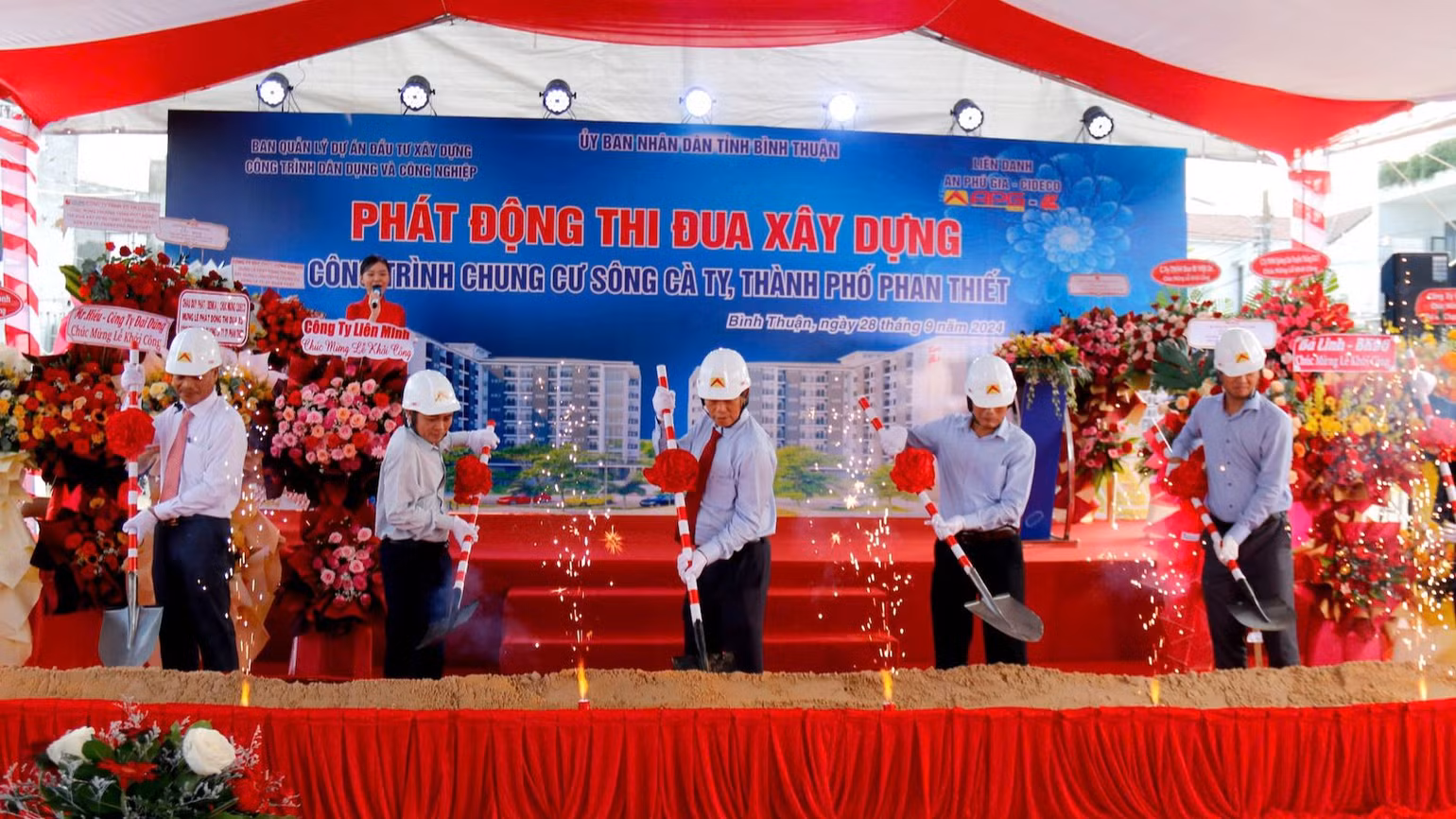 Đồng chí Phan Văn Đăng, Phó Chủ tịch Thường trực Ủy ban nhân dân tỉnh Bình Thuận (đứng giữa) động thổ công trình