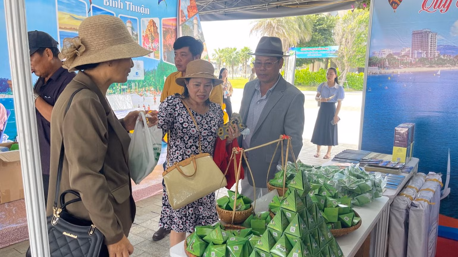 Du khách đến gian hàng OCOP Bình Định. Du khách đến gian hàng OCOP Bình Định.