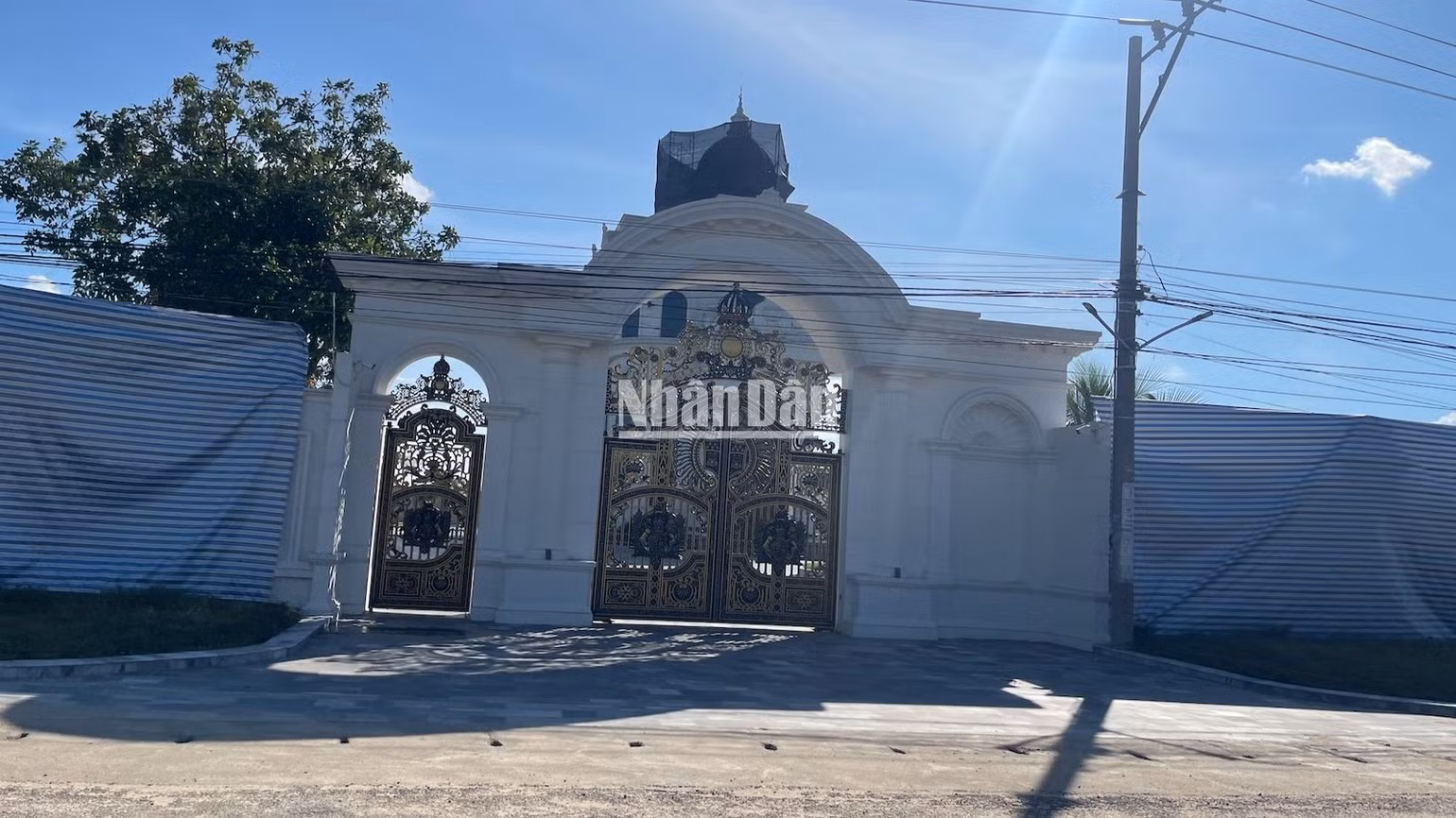 Chiều 31/10, căn biệt thự vẫn chưa tháo dỡ xong. Chiều 31/10, căn biệt thự vẫn chưa tháo dỡ xong.
