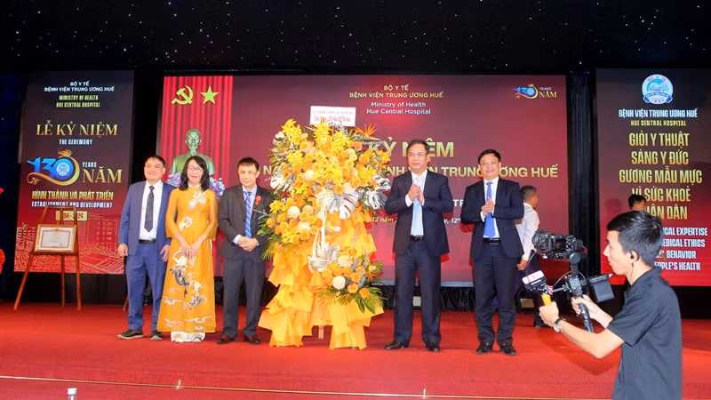 Lãnh đạo tỉnh Thừa Thiên Huế trao lẵng hoa chúc mừng Bệnh viện Trung ương Huế.