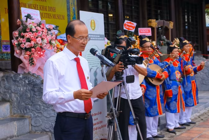 Giám đốc Trung tâm Bảo tồn di tích cố đô Huế Hoàng Việt Trung phát biểu tại triển lãm. Giám đốc Trung tâm Bảo tồn di tích cố đô Huế Hoàng Việt Trung phát biểu tại triển lãm.