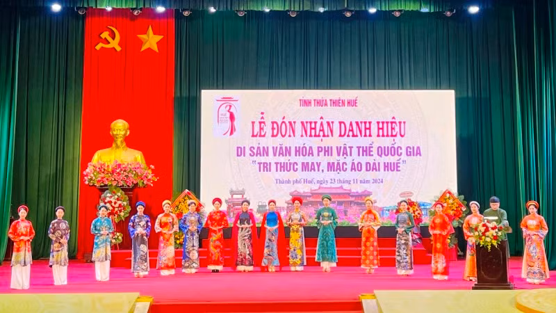 Trình diễn các bộ sưu tập áo dài tại buổi lễ đón nhận danh hiệu. Trình diễn các bộ sưu tập áo dài tại buổi lễ đón nhận danh hiệu.