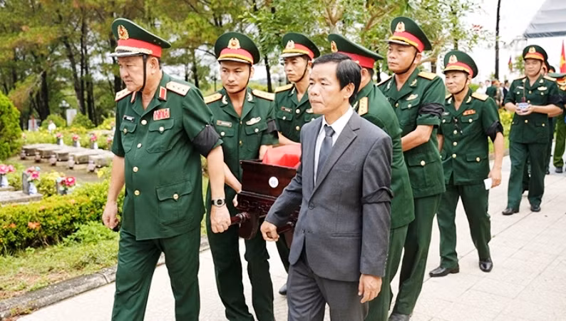 Tiễn đưa đồng chí, đồng đội về nơi an nghỉ tại Nghĩa trang liệt sĩ thành phố Huế. Tiễn đưa đồng chí, đồng đội về nơi an nghỉ tại Nghĩa trang liệt sĩ thành phố Huế.