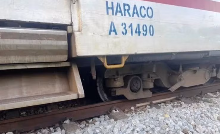 Ngành đường sắt và lực lượng chức năng đang lên phương án khắc phục sự cố để sớm thông tuyến. Ngành đường sắt và lực lượng chức năng đang lên phương án khắc phục sự cố để sớm thông tuyến.
