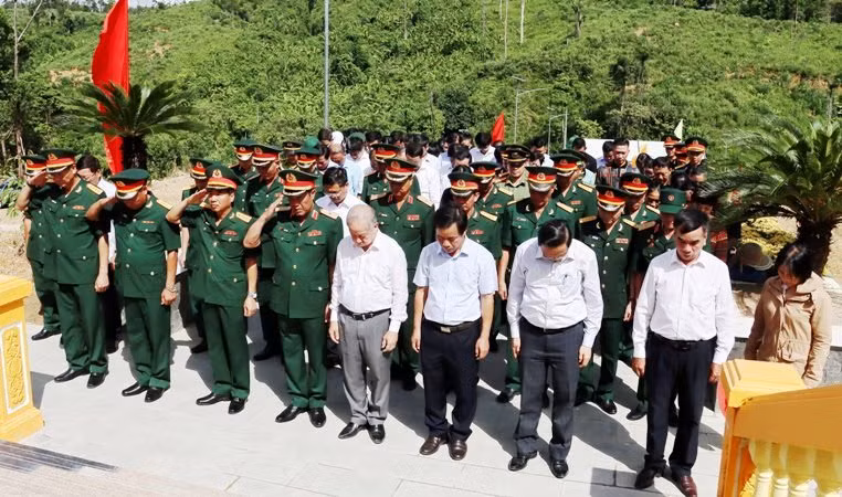 Lãnh đạo Cục cứu hộ, cứu nạn (Bộ Quốc phòng), Bộ tư lệnh Quân khu 4 và tỉnh Thừa Thiên Huế, Bộ Chỉ huy Quân sự tỉnh tưởng niệm các Anh hùng liệt sĩ. Lãnh đạo Cục cứu hộ, cứu nạn (Bộ Quốc phòng), Bộ tư lệnh Quân khu 4 và tỉnh Thừa Thiên Huế, Bộ Chỉ huy Quân sự tỉnh tưởng niệm các Anh hùng liệt sĩ.