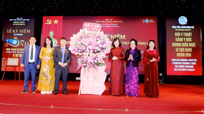 Bộ trưởng Y tế Đào Hồng Lan và nguyên Bộ trưởng Trần Thị Trung Chiến, Nguyễn Thị Kim Tiến tặng hoa chúc mừng Bệnh viện Trung ương Huế.