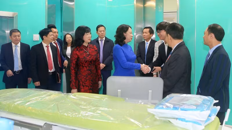 Phó Chủ tịch nước Võ Thị Ánh Xuân và Bộ trưởng Đào Hồng Lan đến thăm Hệ thống máy chụp mạch số hóa xóa nền DSA tại Trung tâm Tim mạch - Bệnh viện Trung ương Huế.