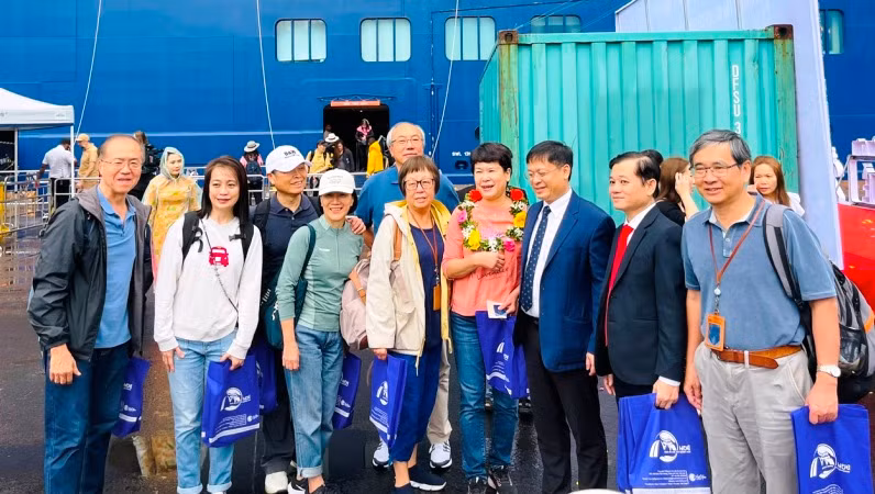 Tiếp đón, tặng quà cho những du khách đầu tiên đến với Huế bằng đường hàng hải trong những ngày đầu năm 2024.