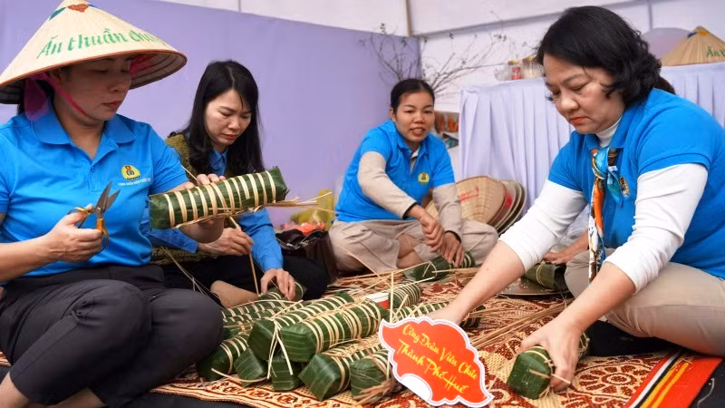 Các công đoàn cơ sở làm bánh tét tặng cho người lao động có hoàn cảnh khó khăn tại chương trình.