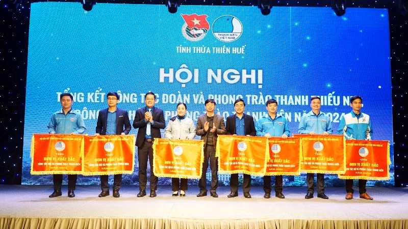Tặng Cờ thi đua cho các tập thể xuất sắc về công tác Đoàn, phong trào thanh thiếu nhi.