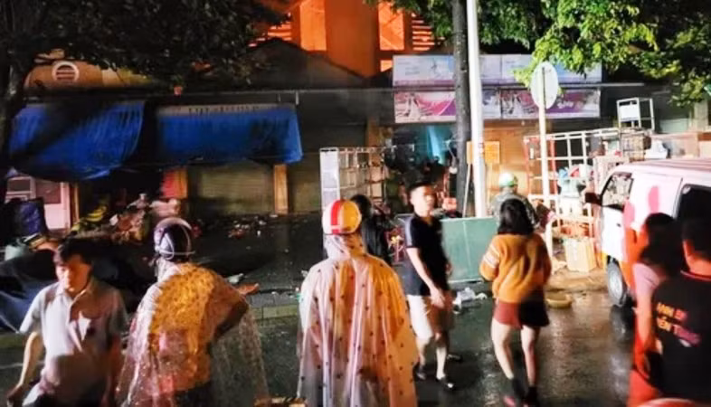 Trước mắt, huyện Nam Đông nhanh chóng lập đoàn liên ngành thống kê thiệt hại, sớm hỗ trợ có tiền lương để chia sẻ, giúp các tiểu thương vượt qua khó khăn. Trước mắt, huyện Nam Đông nhanh chóng lập đoàn liên ngành thống kê thiệt hại, sớm hỗ trợ có tiền lương để chia sẻ, giúp các tiểu thương vượt qua khó khăn.