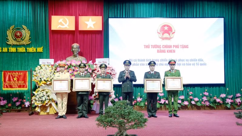 Thừa ủy quyền của lãnh đạo Đảng, Nhà nước, Thứ trưởng Lê Quốc Hùng trao bằng khen của Thủ tướng Chính phủ tặng 1 tập thể, 4 cá nhân thuộc Công an tỉnh Thừa Thiên Huế. Thừa ủy quyền của lãnh đạo Đảng, Nhà nước, Thứ trưởng Lê Quốc Hùng trao bằng khen của Thủ tướng Chính phủ tặng 1 tập thể, 4 cá nhân thuộc Công an tỉnh Thừa Thiên Huế.